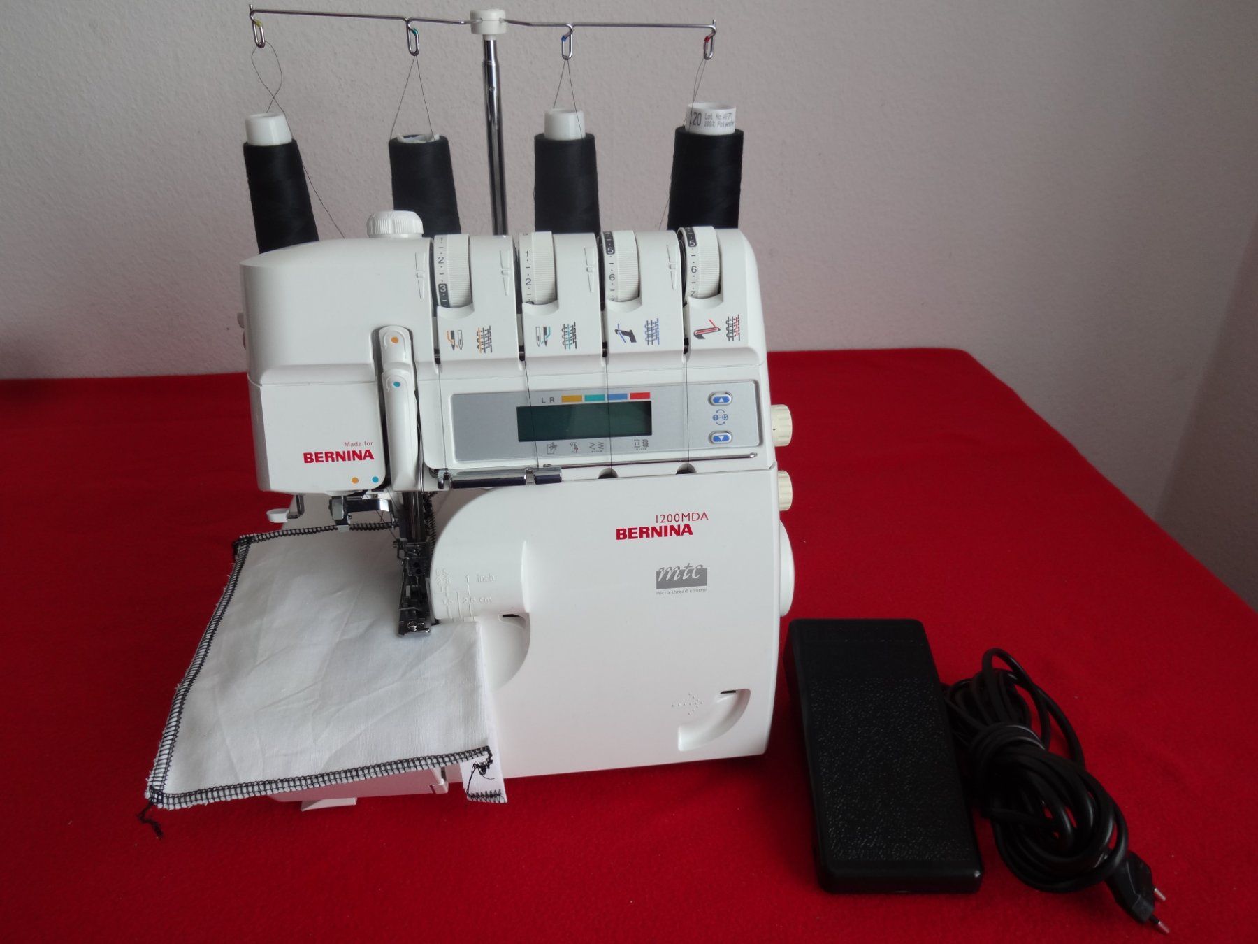 Bernina Macchine da cucire: ** BERNINA 1200 MDA ** Overlock  Nähmaschine – Usato da Frauenfeld venduto da rey06