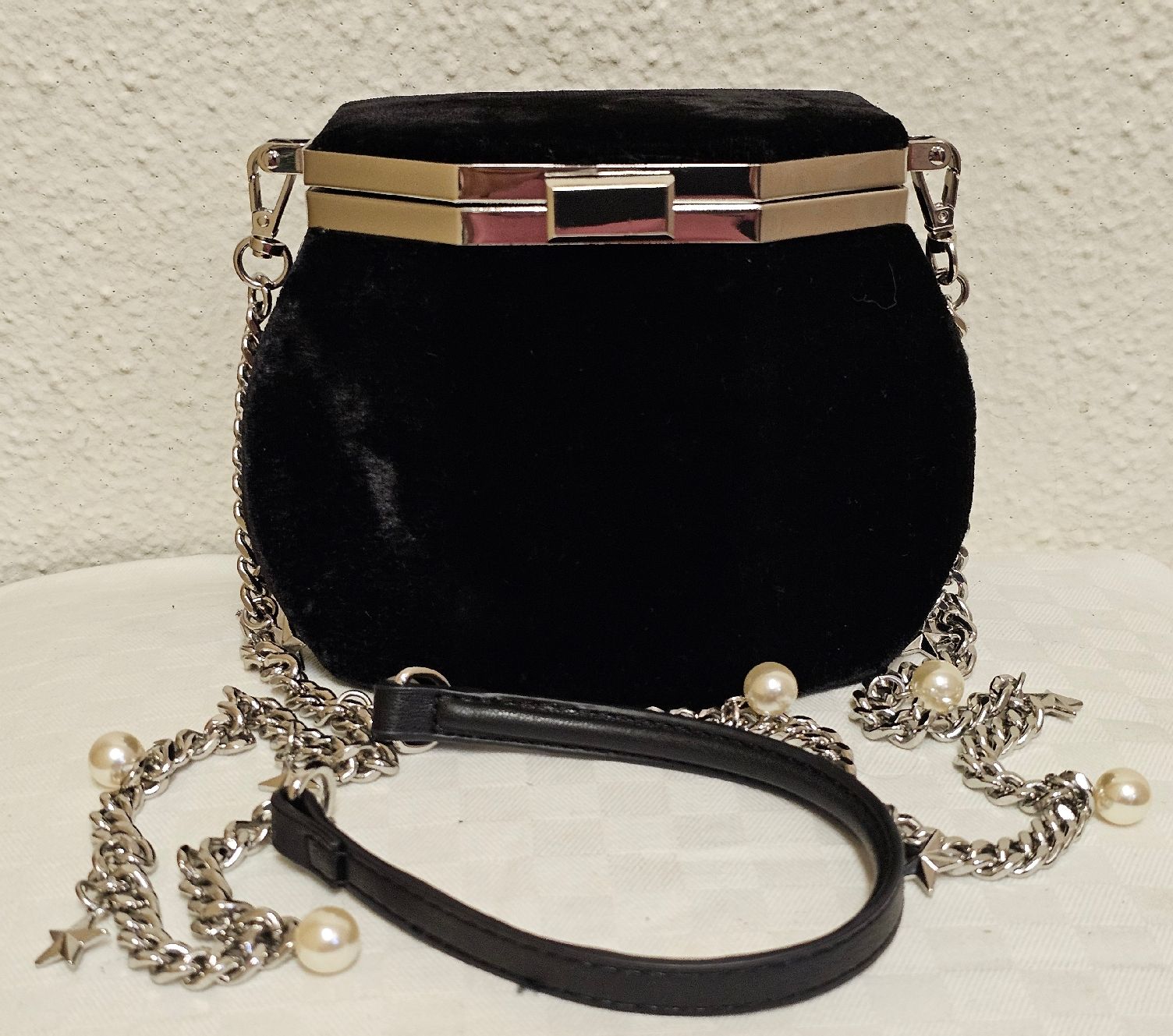 Zara Borse da donna: ZARA BASIC Samt Abendtasche / Clutch mit Kette & Perlendetai – Usato da Urdorf venduto da ole_mrp9