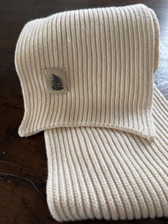 Schal gerippt creme Farbe mit Emblem guter Zustand