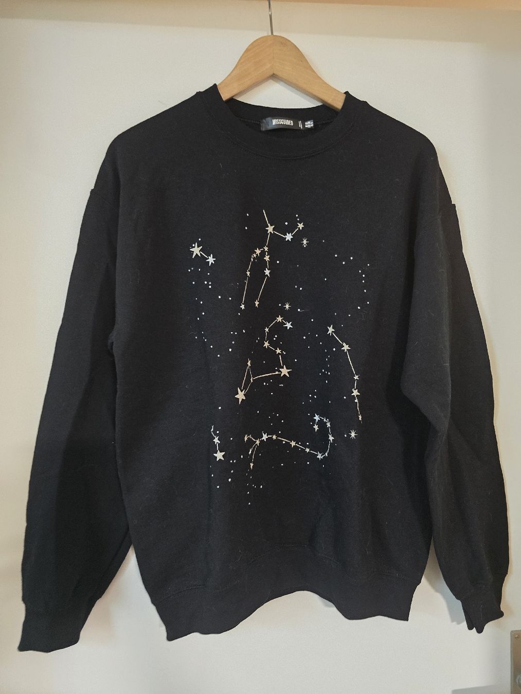 Pullover & Sweatshirts: Pullover schwarz Motiv Sterne Grösse M gebraucht – Gebraucht aus Bülach von Cat_2.5 1