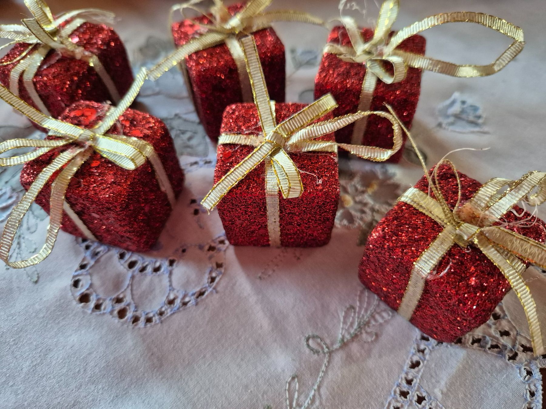 Tutte le decorazioni: Weihnachtskugeln rot matt glänzend mit Deko-Geschenken – Usato da Baden venduto da Katzenbaum27 4