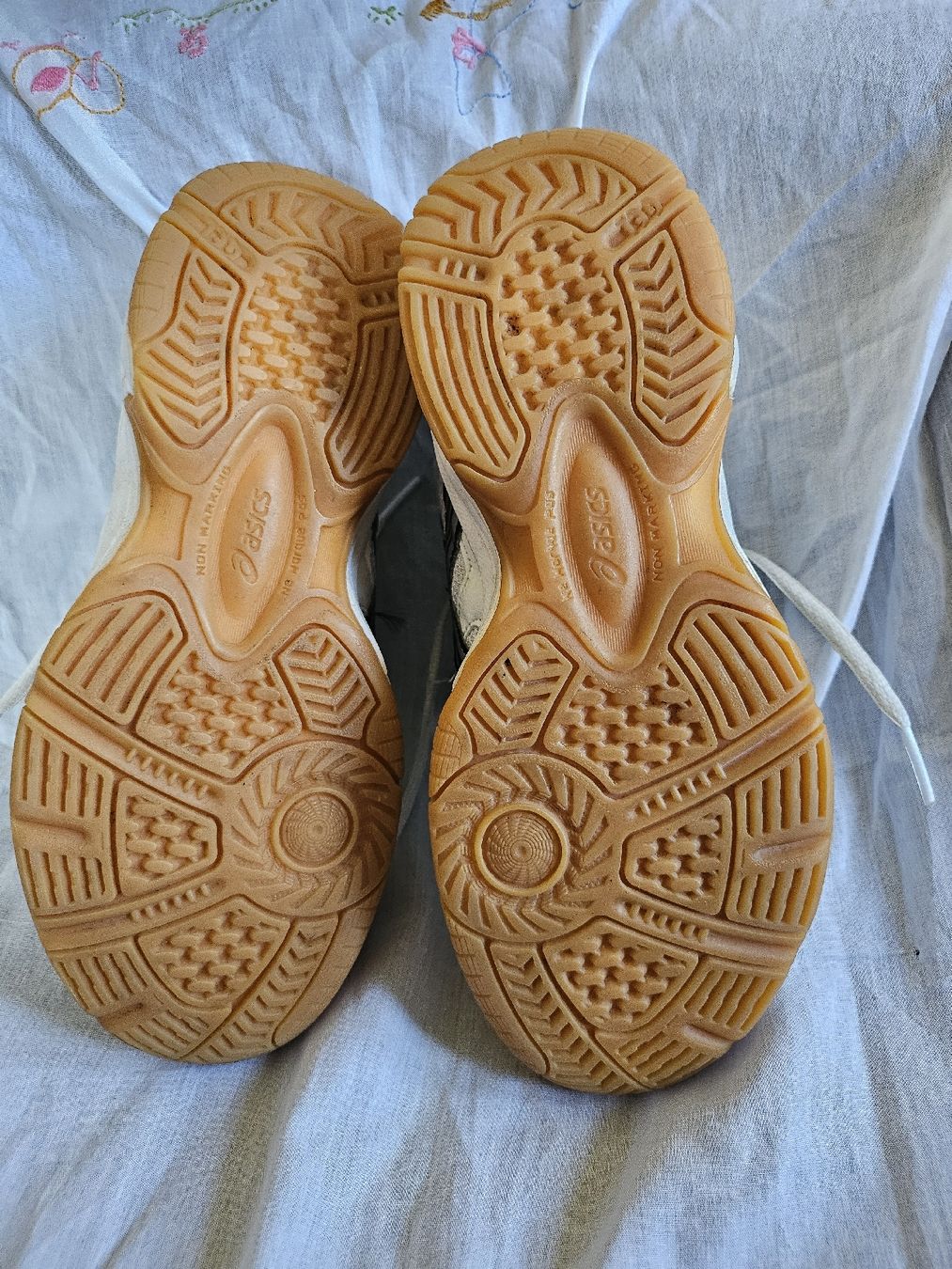 Schuhe für Jungen: Chaussures de sport Asics pointure 35 – Gebraucht aus La Joux FR von car_ck96 3
