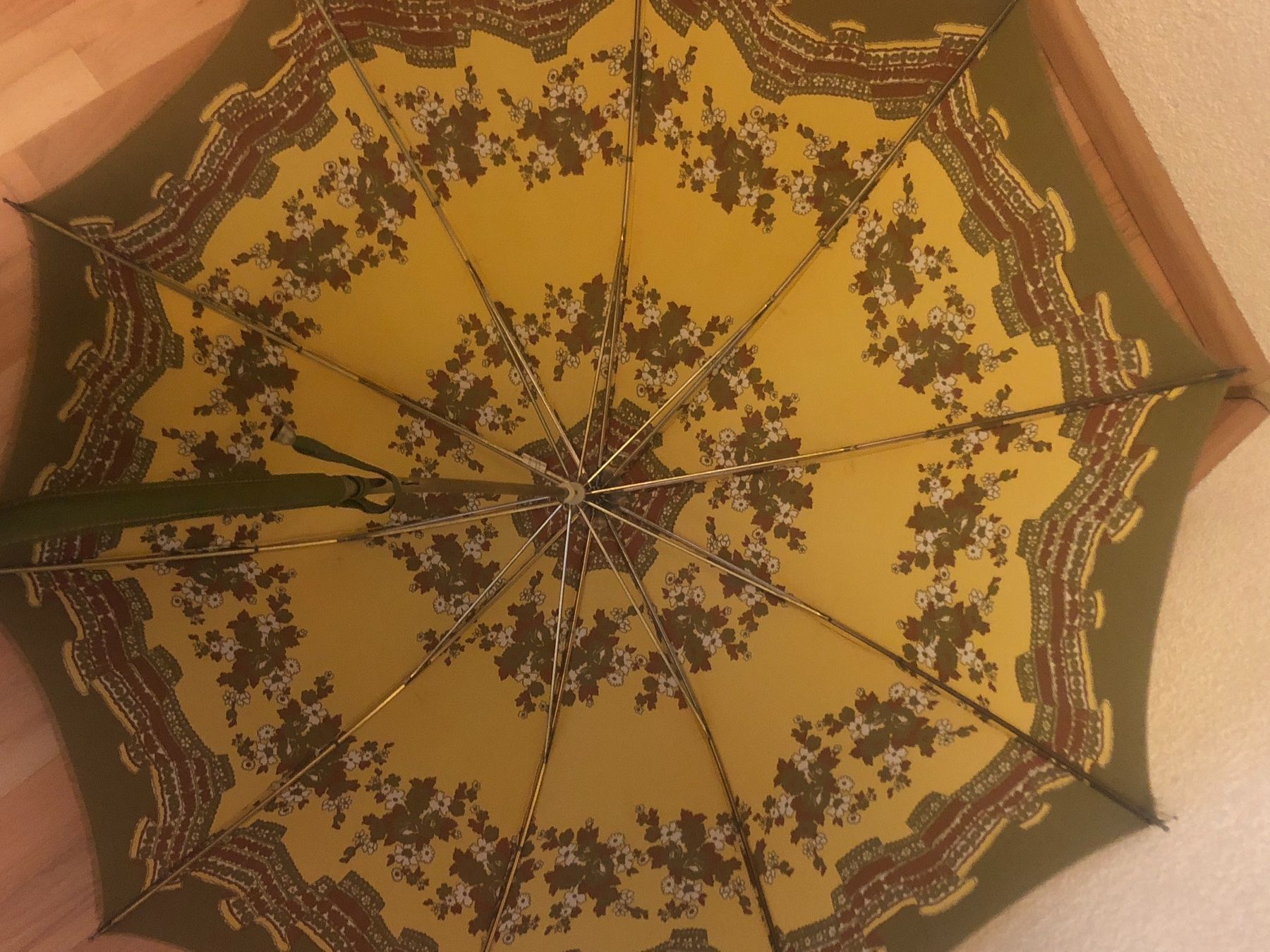 Sun Ombrelli: Alter Regenschirm – Usato da Schlieren venduto da Flower5 1