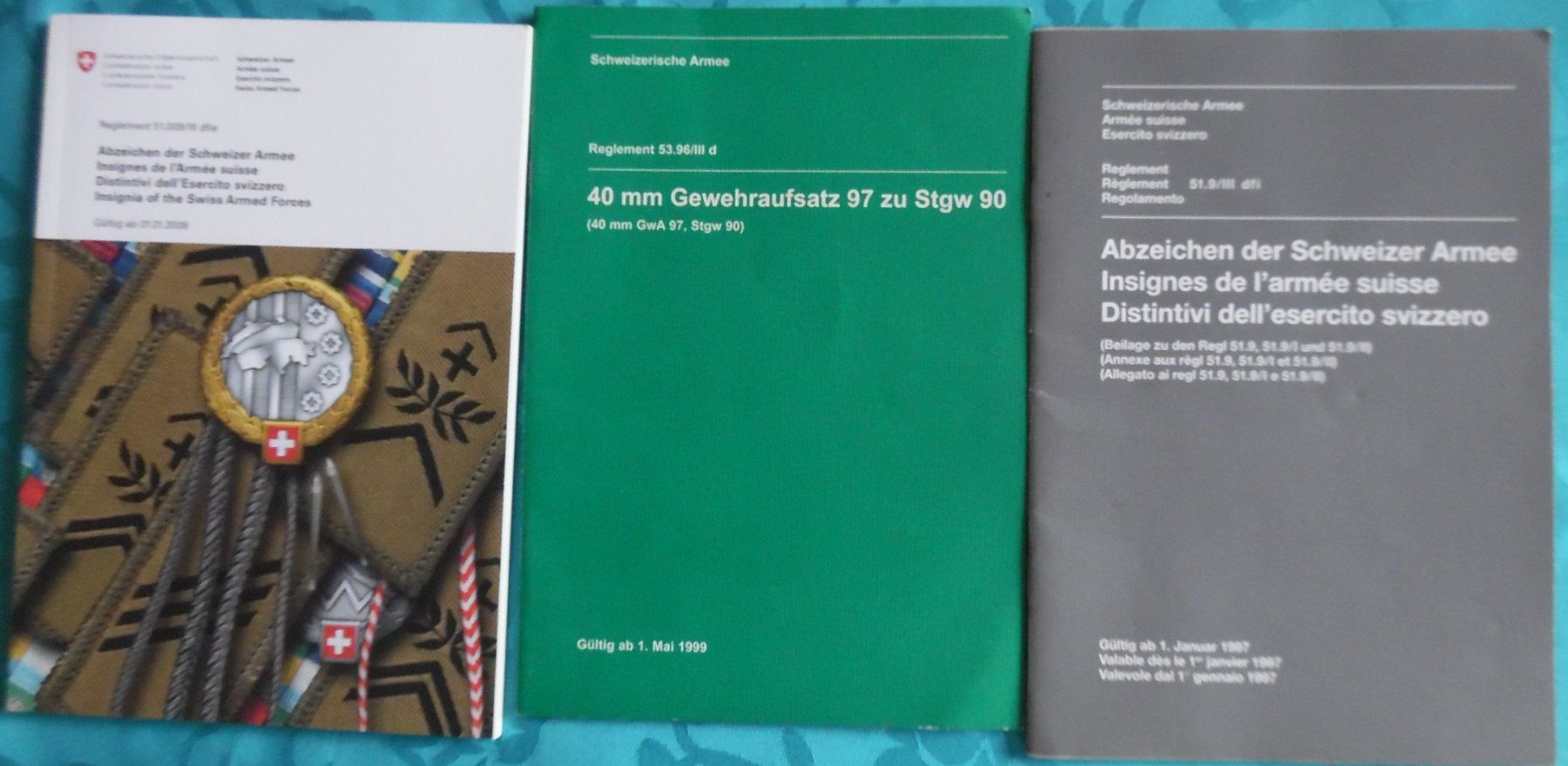 Schweizer Armee Placchette & Badge: Lot Militär-Abzeichen, Hefte, u.s.w. – Usato da Bellinzona venduto da Luna093 1