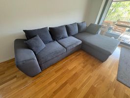 Gemütliches Ecksofa in Grau mit Schlaffunktion, Top Zustand