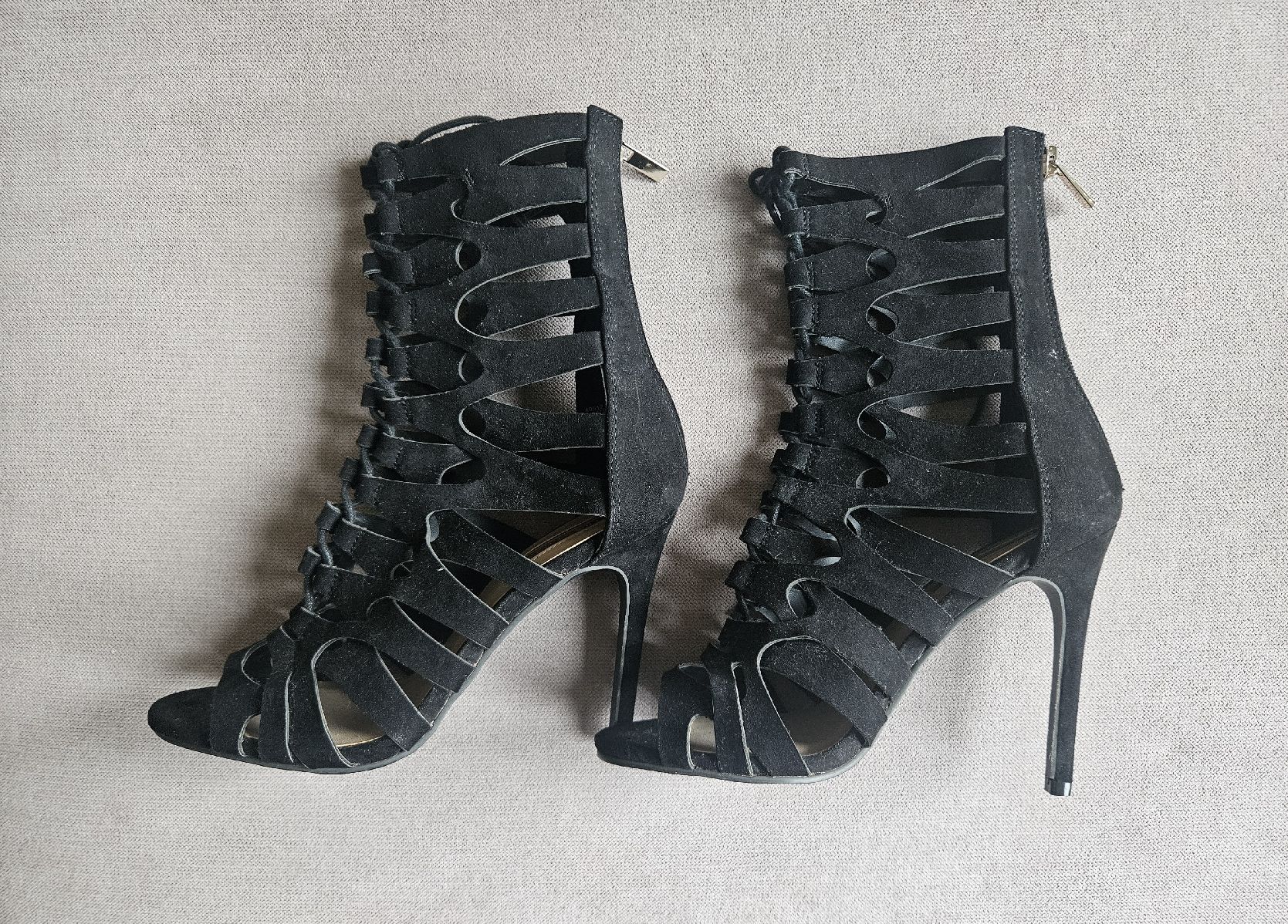 Scarpe da donna: Black Suede Lace Up Heels Size 38 - comfortable – Usato da Zürich venduto da za.Sophia 1