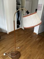 Stehlampe mit Schirm aus den 70ern