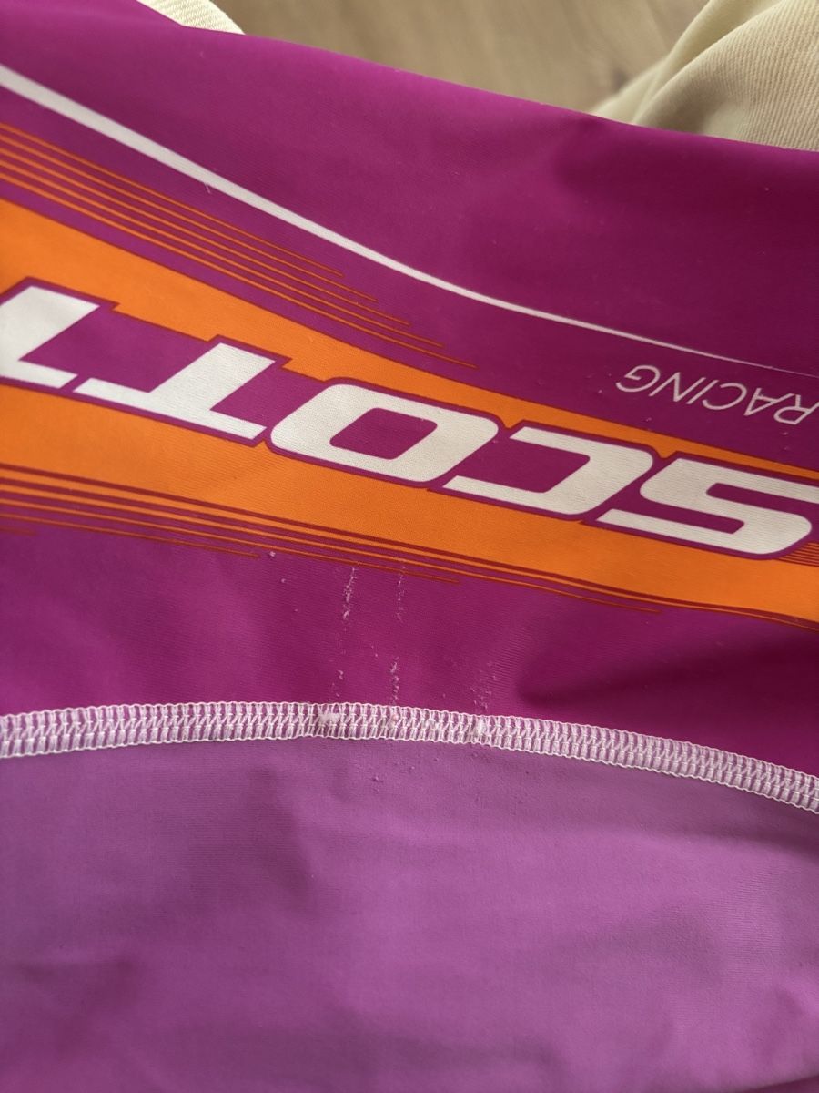 Scott Canottiere & Pantaloni: Maillot et short de cycliste Scott  – Usato da Grandvillard venduto da Elsa.Del 4