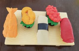 Gommes en forme de sushi et leur plateau (en plastique)