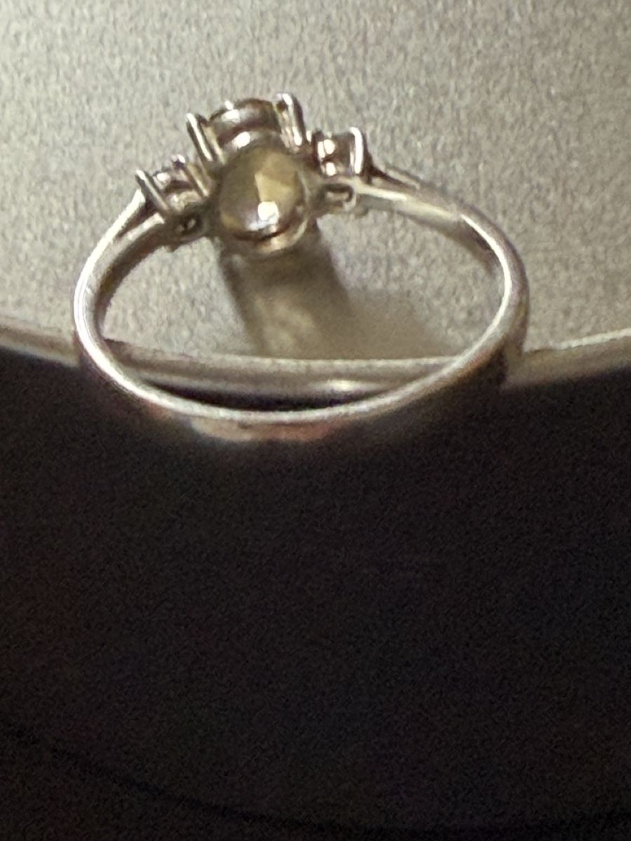Bagues: Silberfarbiger Ring mit Stein – D'occasion à Widnau par kustercarmen 4