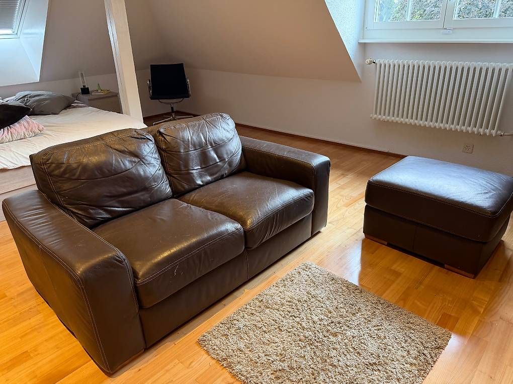 Ikea Divani: Älteres Ledersofa Ikea plus Hocker, dunkelbraun – Usato da Estavayer-le-Lac venduto da sugar05