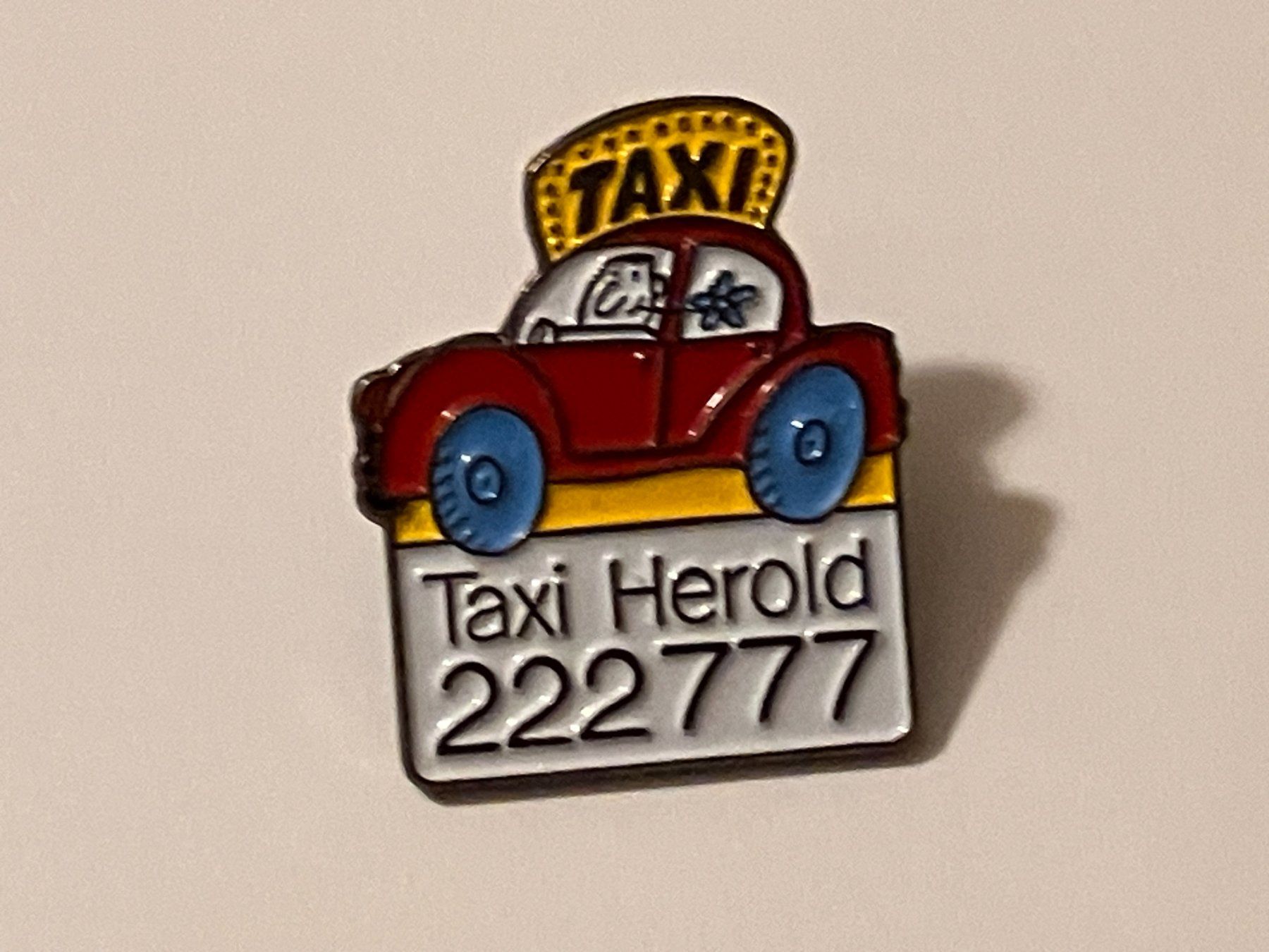 Placchette & Badge: 1 Pin Taxi Herold – Usato da Basel venduto da djwwpp