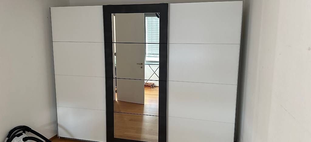 Armoires: Kleiderschrank – D'occasion à Zürich par artflck