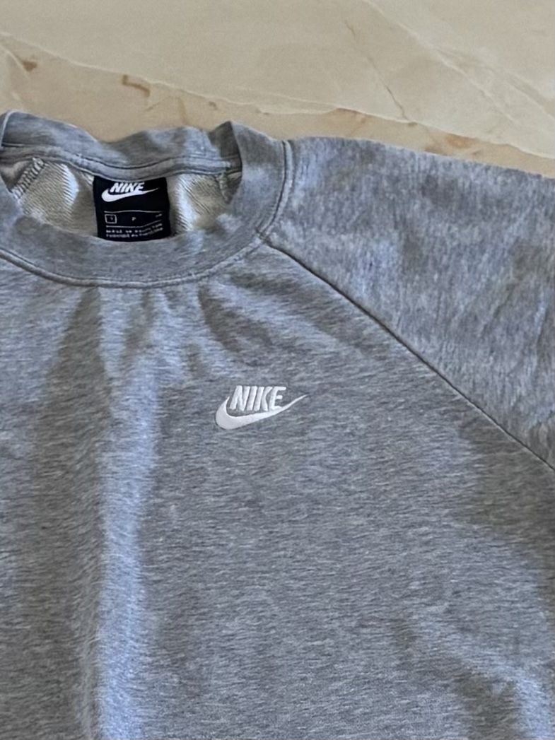 Nike Maglioni & Felpe: Sweatshirt Nike gris taille S – Usato da La Roche FR venduto da syd_vdb6