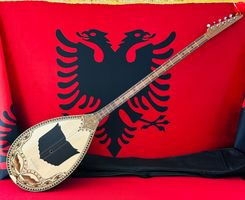 Albanisches Musikinstrument Shrki Walnussholz