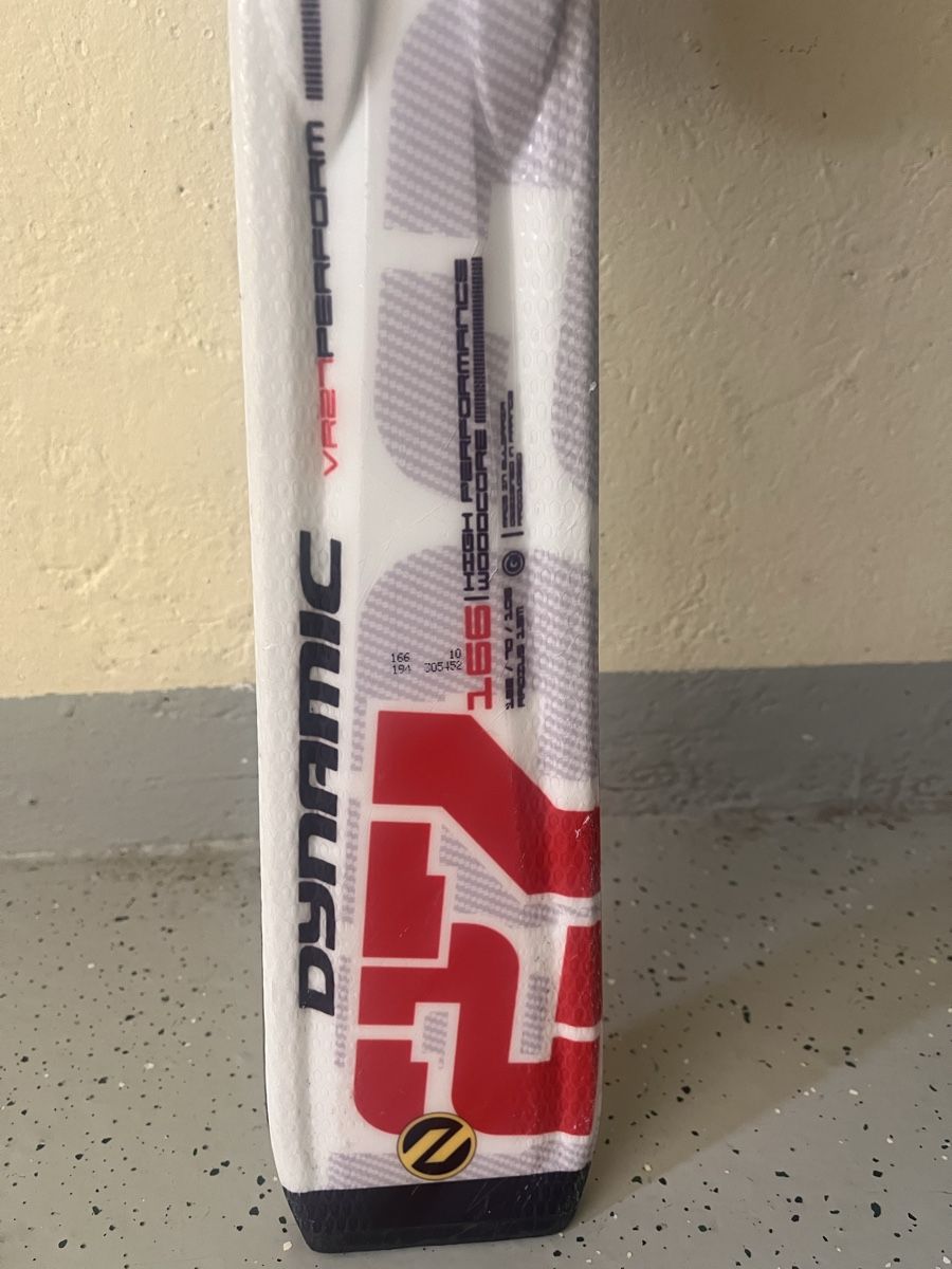 Atomic Skis: Atomic VR2 Dynamic skis with poles, ready for winter! – Gebraucht aus Fällanden von wunschkind79 3