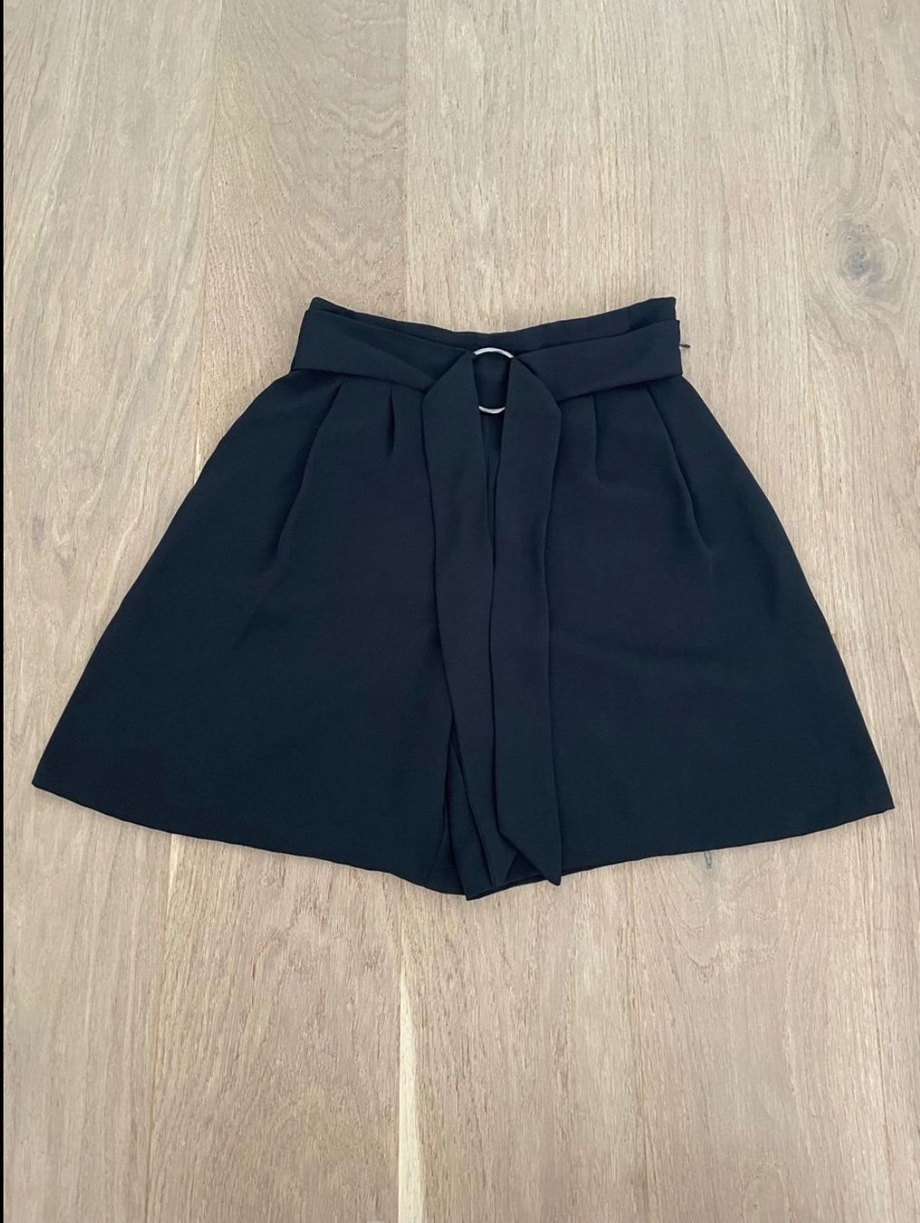 Zara Pantaloni: Zara Shorts / kurze Hosen – Nuovo (secondo la descrizione) da Langenthal venduto da vik_v5ml