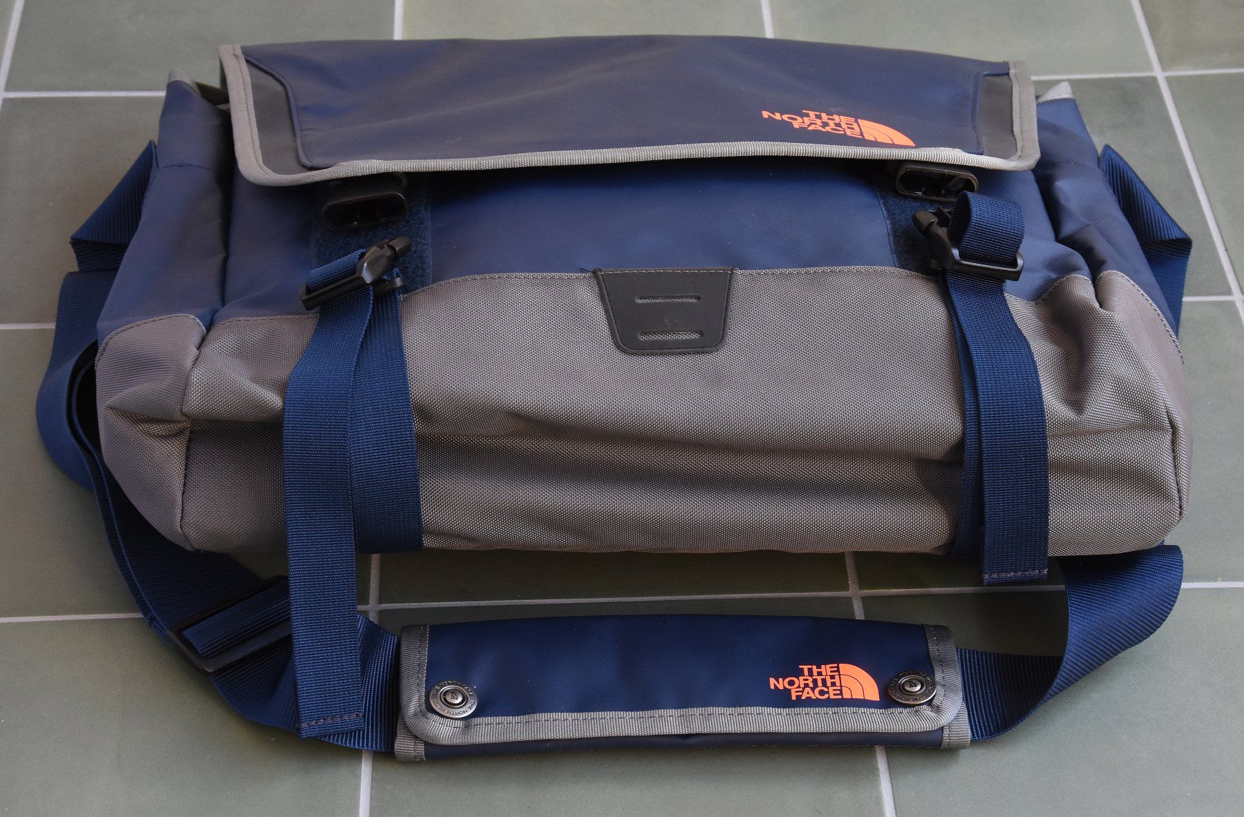 North Face Borse: North Face Base Camp Messenger Bag – Usato da Bern venduto da Mydogonline 4