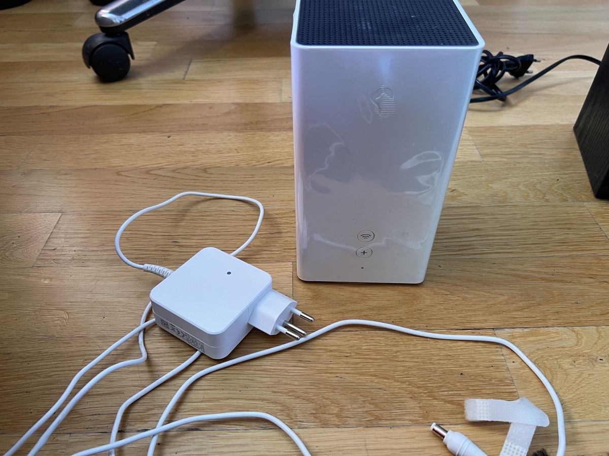 Swisscom Modems & Router: Swisscom Internet-Box 2 Router WLAN WiFi Hub mit Netzteil – Neu und originalverpackt aus Küsnacht ZH von yurchick