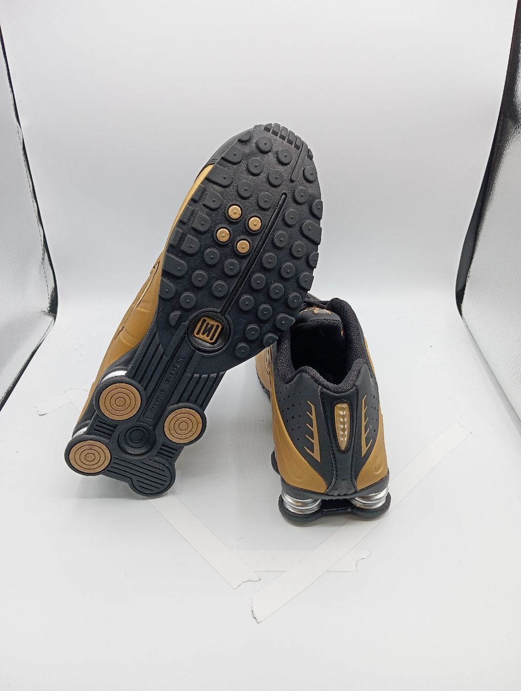 Nike Scarpe da uomo: Nike Shox R4 - Black Gold EU 44.5 – Nuovo e nell'imballaggio originale da Schaffhausen venduto da outlez 4