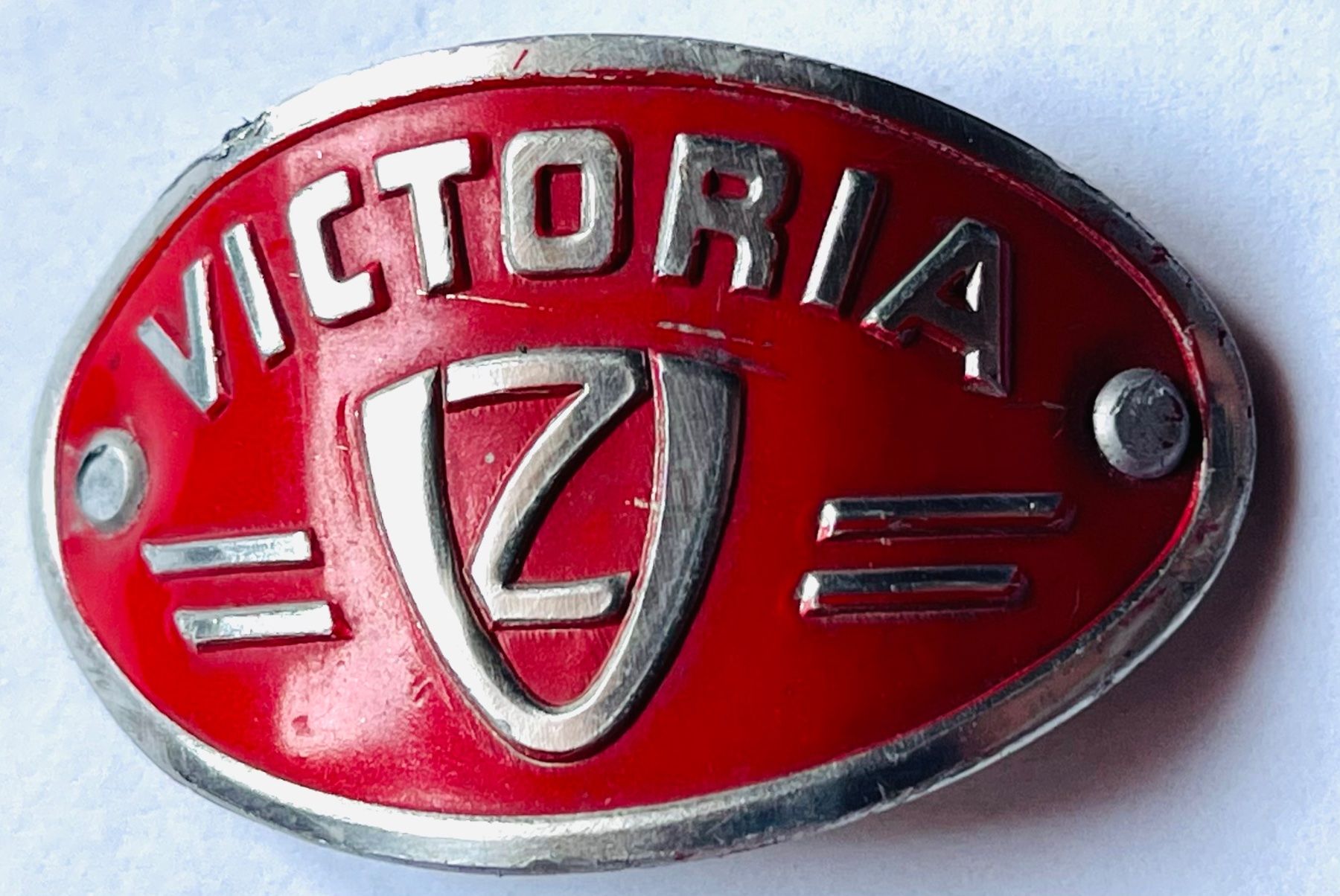 Insegne: Victoria Zündapp Emblem / Logo Oldtimer Moped Rot Silber – Usato da Basel venduto da TOMFAN 8