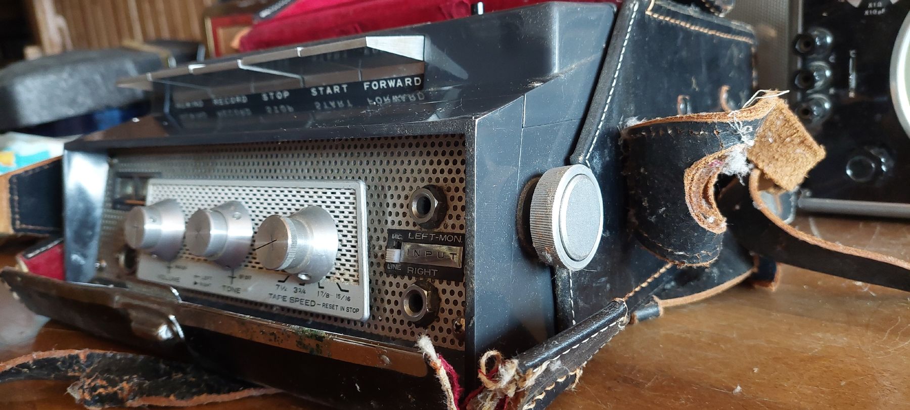 Radio: Akai X IV – Difettoso da Zürich venduto da Ikomerz