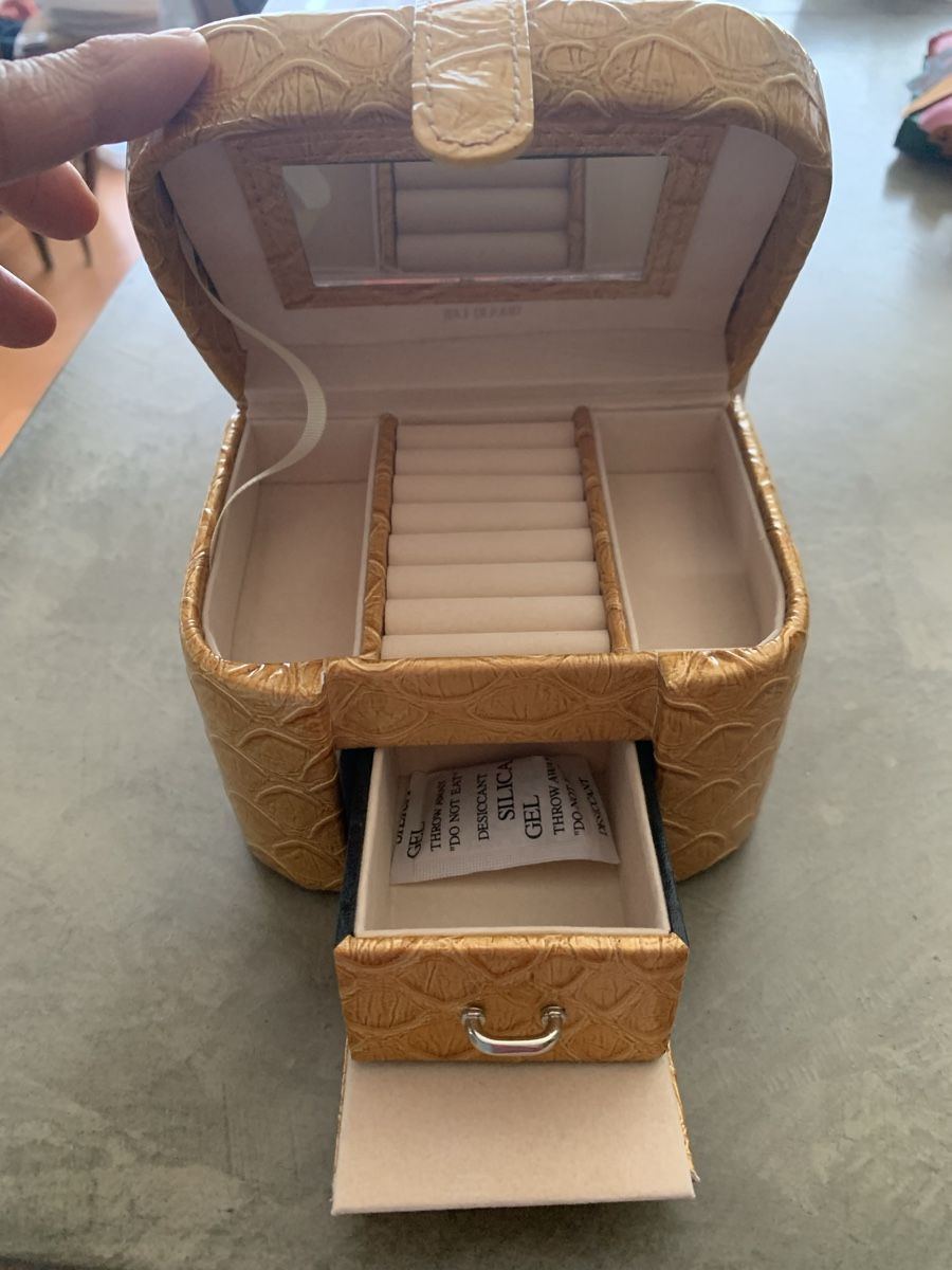 Coffrets à bijoux: ✨ Coffret à bijoux Naj-Oleari – Neuf, avec boîte d’origine – Neuf avec emballage d'origine à Versoix par val_t6jc