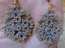 Filigrane Occhi-Ohrringe, handgeknüpfte Spitze in Goldtönen