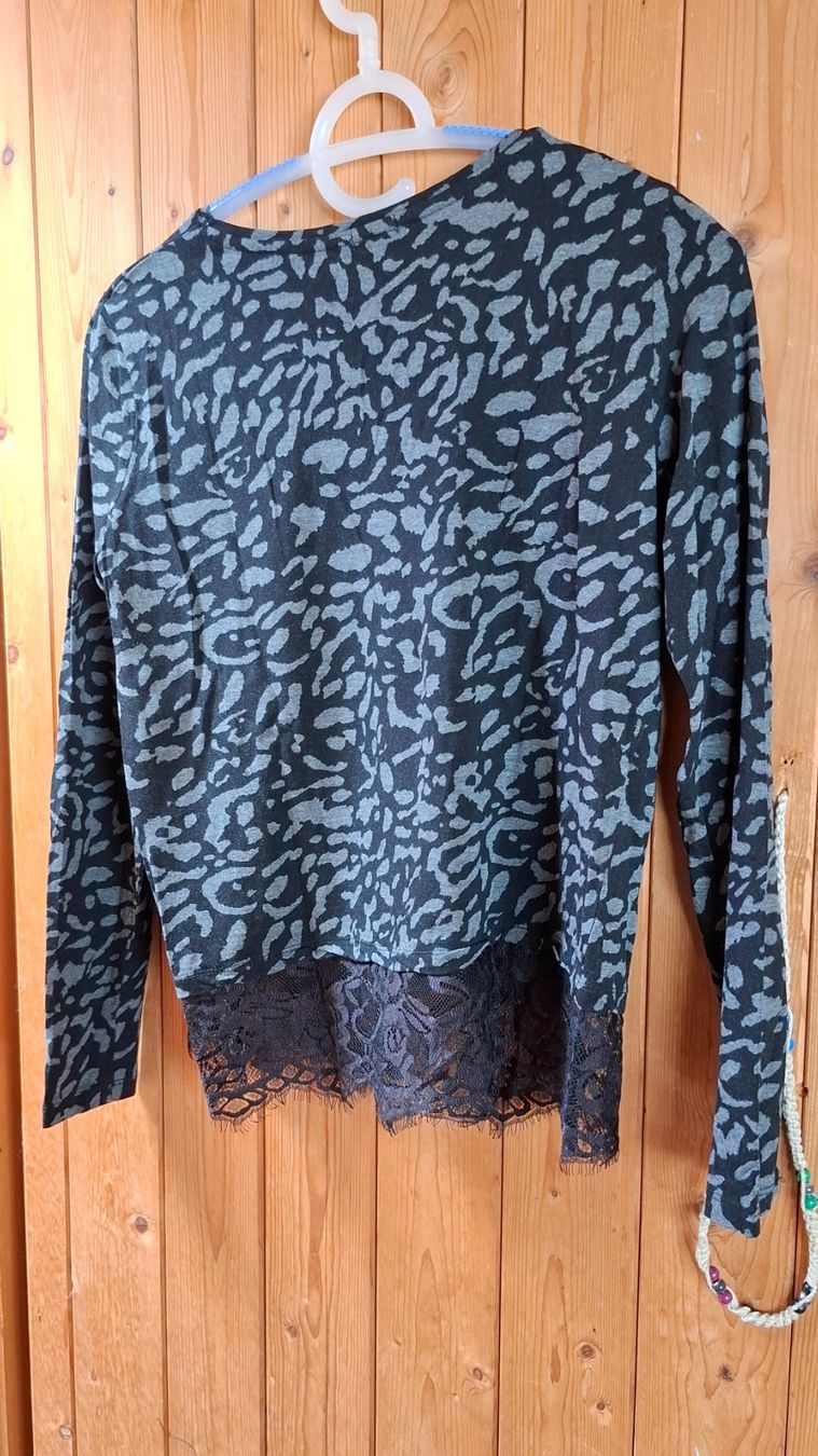 T-shirt: Langarm T.Sihrt mit Spitzenbesatz, Leo-Muster . – Usato da Plagne venduto da Reticulum01 1