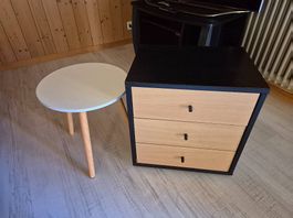 kleiner Schrank und kleiner Tisch