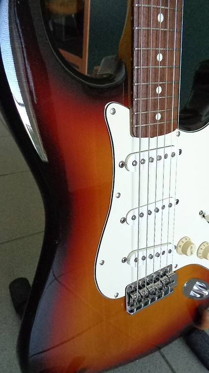 Fender Musikinstrumente: Fender Stratocaster N Serial Three Tone Sunburst 1993/4 – Gebraucht aus Pianezzo von JapanGuitars 2