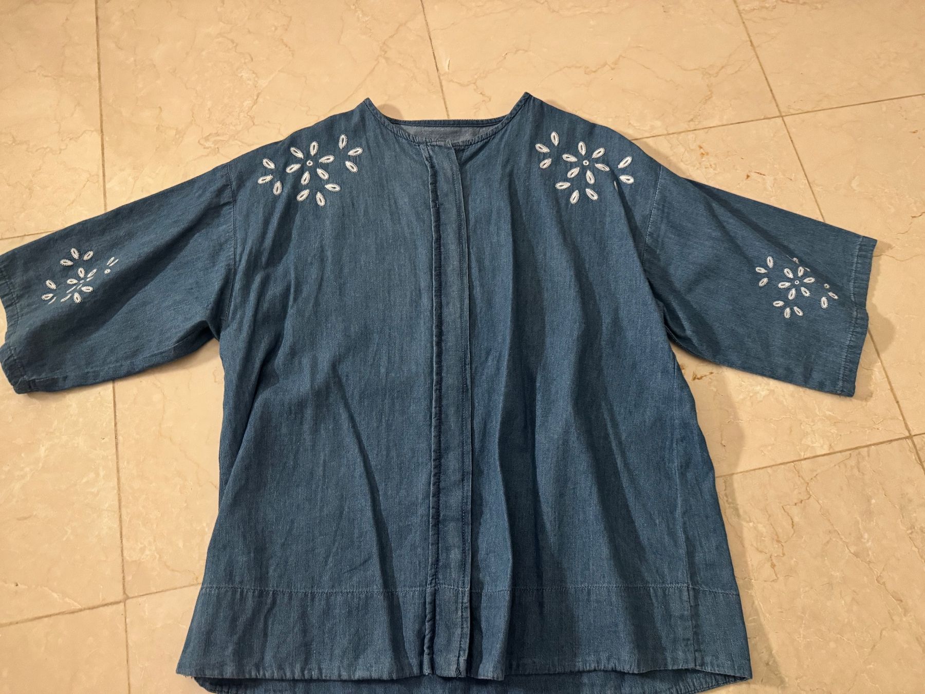 Top: Blue Floral Summer Top – Usato da Basel venduto da mar_dgx7