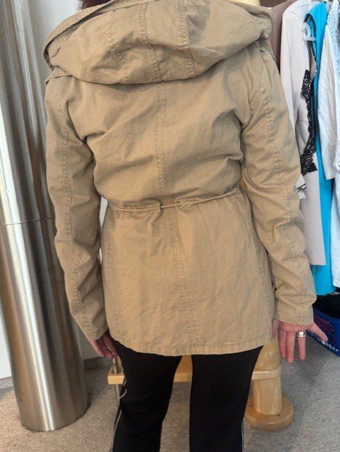 Giacche: Winterjacke beige mit Kapuze – Usato da Regensdorf venduto da Midget64 3