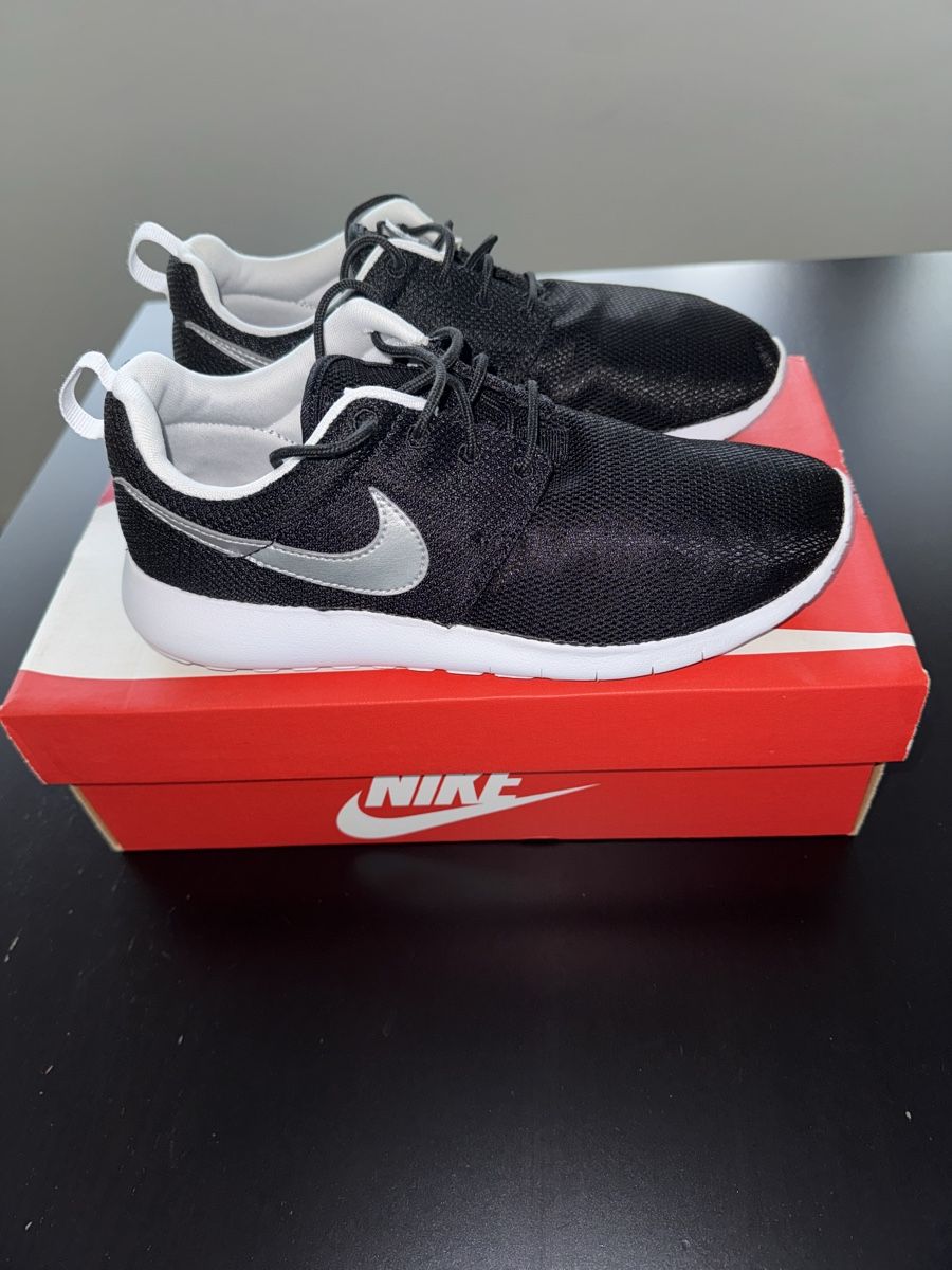 Nike Herrenschuhe: Nike Roshe One, Schwarz/Weiss, Grösse 39 – Neu (gemäss Beschreibung) aus Zürich von Jen10