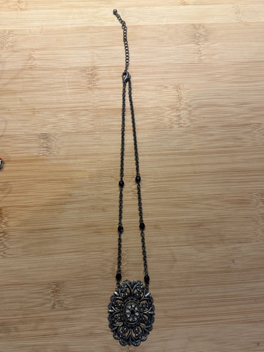 Catenine: Modeschmuck Halskette mit Medaillon und Perlen  – Usato da Basel venduto da zukk_ 1