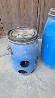 Blaue Tonne mit Heu-Befuellungsloechern 40cm hoch