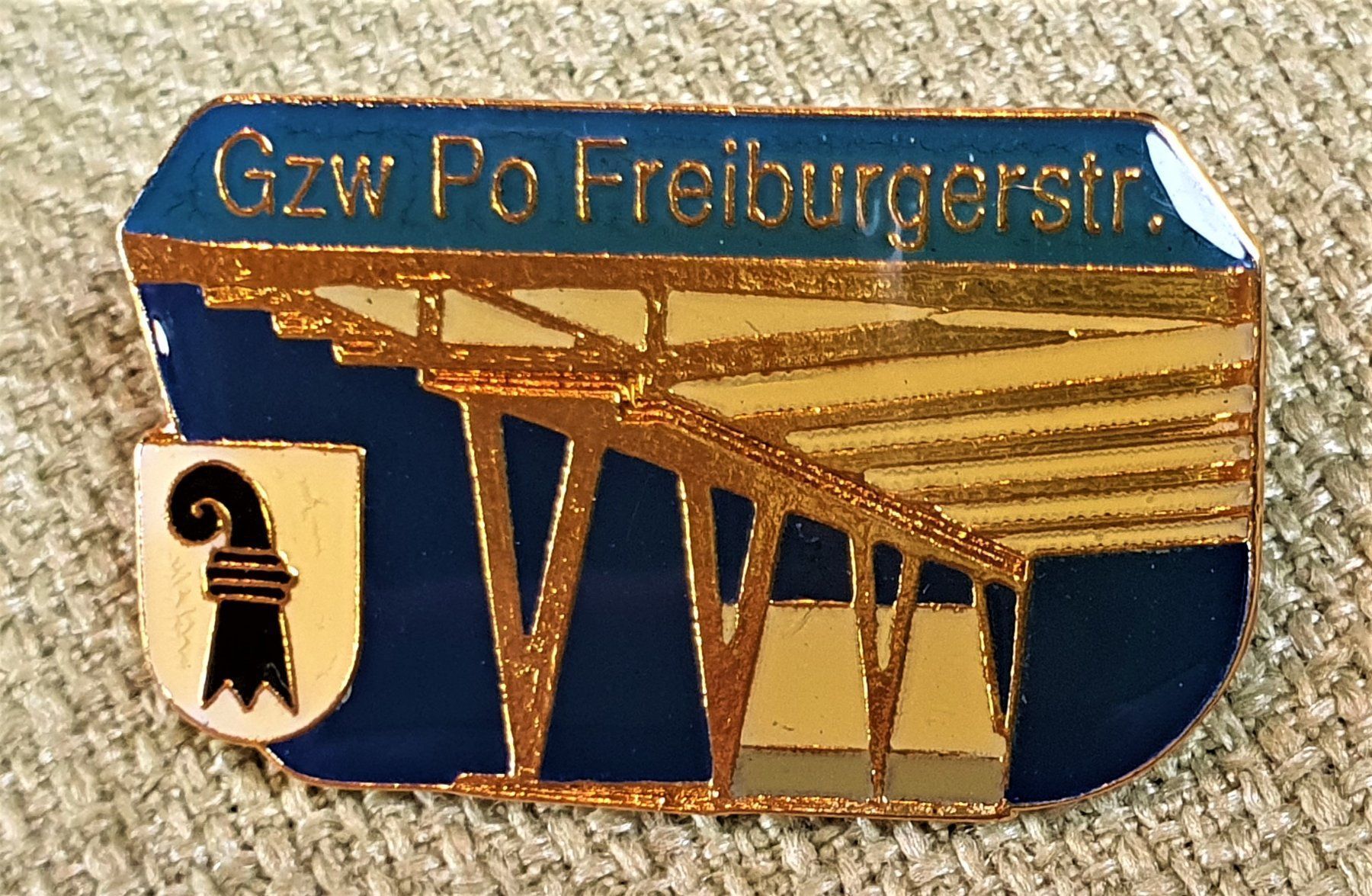 Placchette & Badge: K233 - Pin Gzw. Polizei Freiburgerstr. – Usato da Reinach BL venduto da Boston-Verkauf