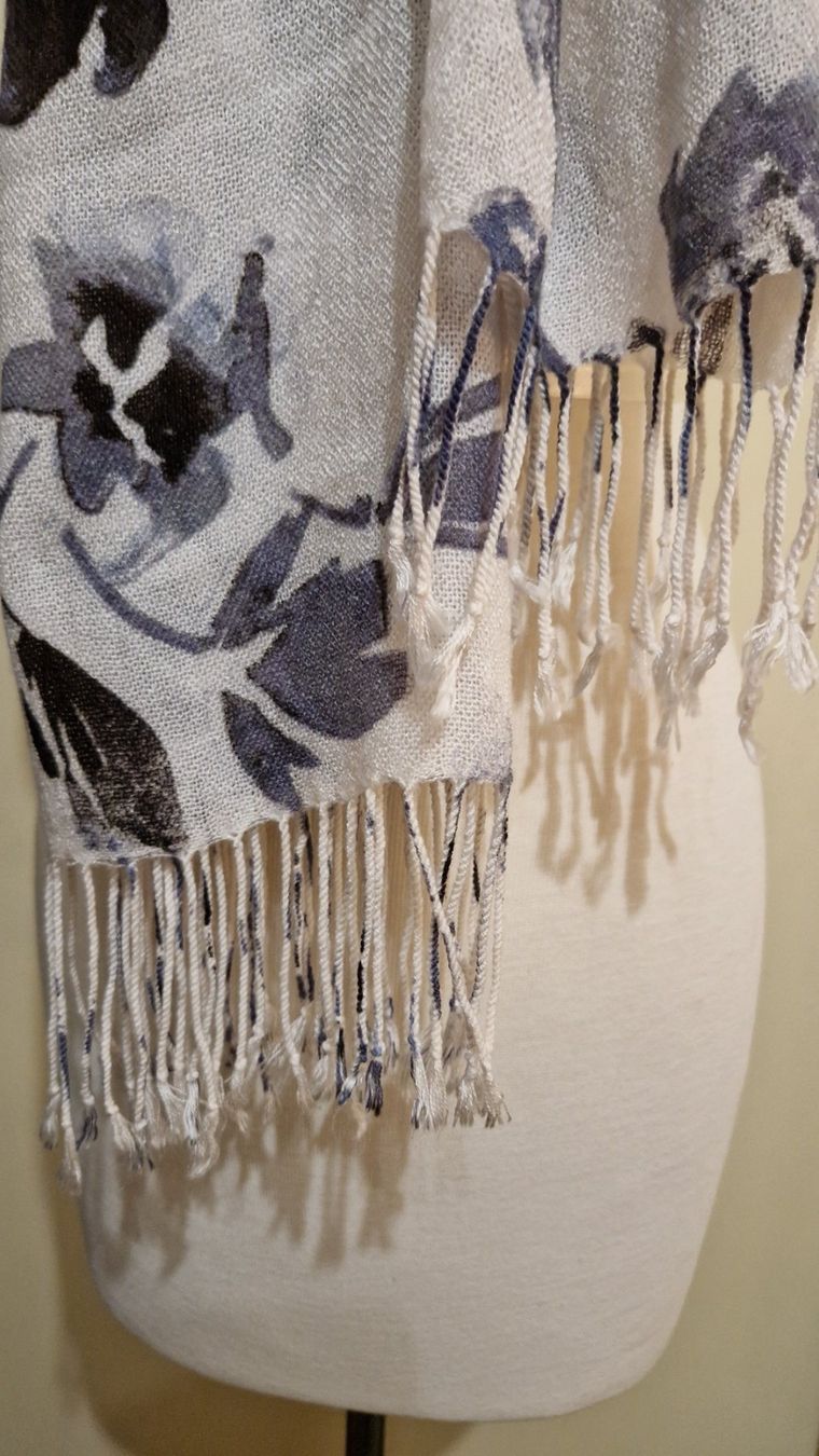 H&M Foulard & Sciarpe: Weisser Schal mit grauem Blumenmuster und Fransen – Usato da Oberengstringen venduto da Sheera7 1