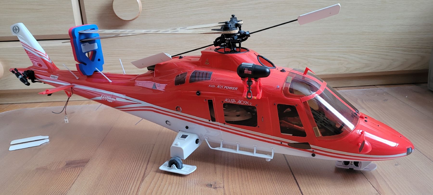 Thunder Tiger RC Kits de montage: RC Thunder Tiger MINI TITAN E325 mit Agusta A109K2 fuselage – D'occasion à Mastrils par csbeko 2
