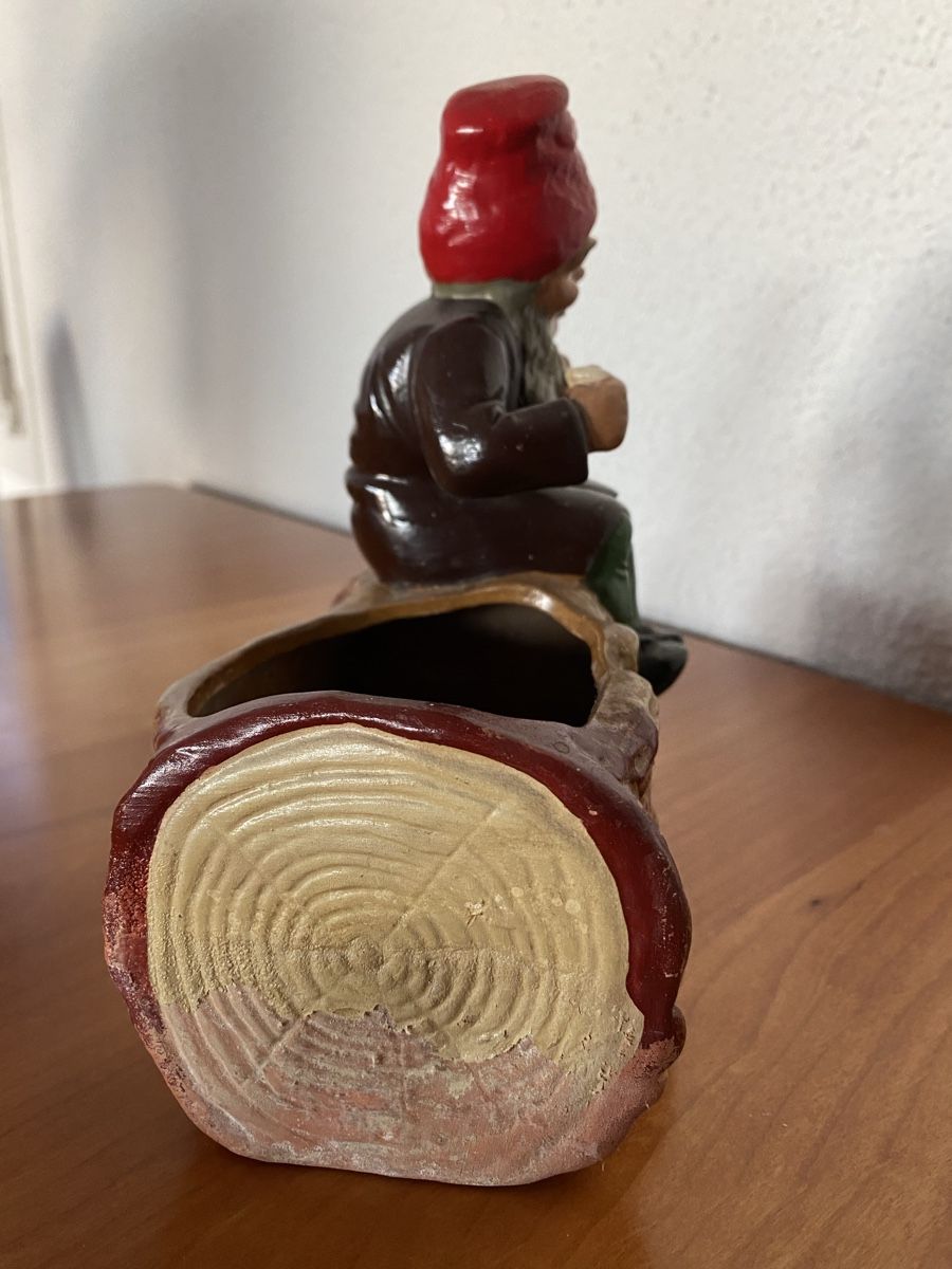 Statuette: Antiker Gartenzwerg auf Baumstamm – Usato da Rüti ZH venduto da Weder2 3