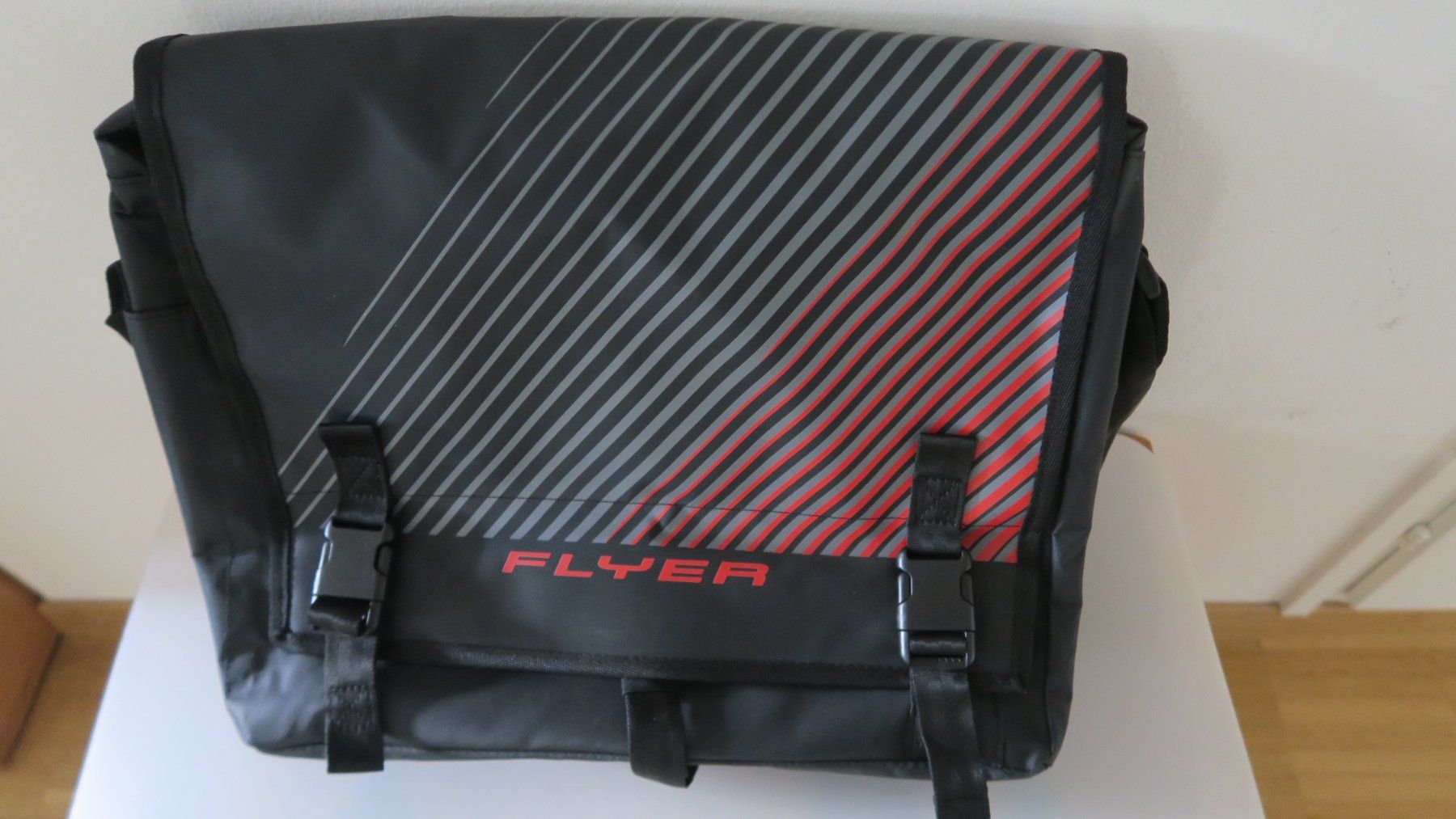 Flyer Taschen: Original Flyer Gepäckträgertasche – Neu (gemäss Beschreibung) aus Zürich von Maisbier