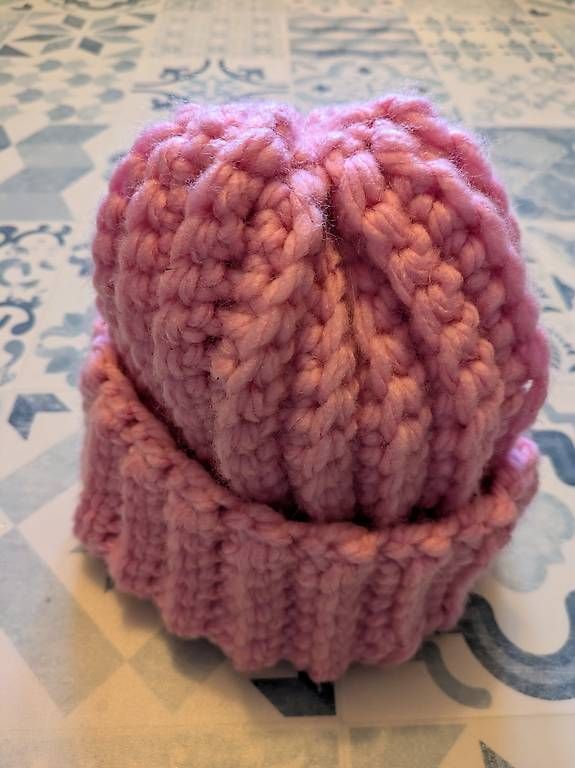 Hüte, Mützen & Caps: gehäkelte Mütze, rosa – Gebraucht aus Schwyz von Magdalena86