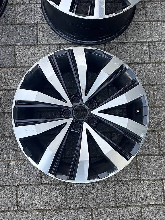 Volkswagen Cerchioni: 4 Alufelgen 8Jx20 – Usato da Kerzers venduto da Tuner_92 3