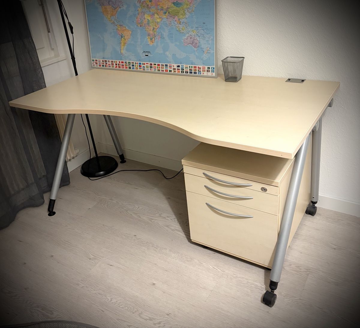 Scrivanie: 2 tabès et 2 Chaises de bureau – Usato da Petit-Lancy venduto da jcj_xh59