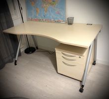 2 tabès et 2 Chaises de bureau