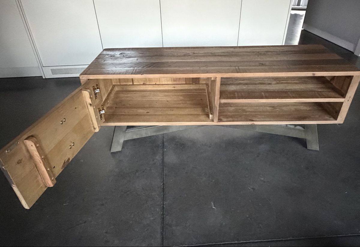 Mobili TV: TV-Möbel / Lowboard Pinie-Massiv – Usato da Winterthur venduto da kovok 1