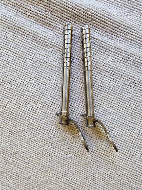 Kletterausrüstungen: Spenden-Auktion: 2 Eisschrauben Titanium – Gebraucht aus Wasen im Emmental von Hopeful_Hearts_Foun.