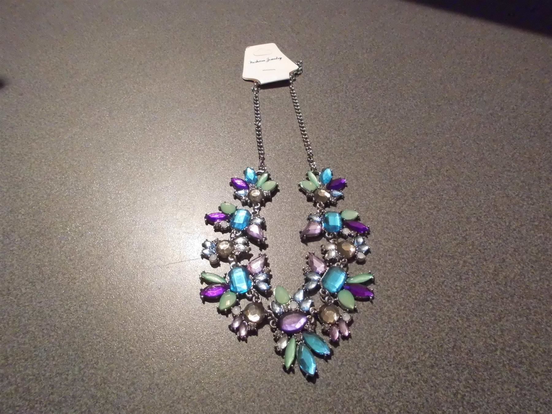 Catenine: Kette silberfarbig, Blüten violett/blau – Nuovo e nell'imballaggio originale da Zürich venduto da abraxas1291