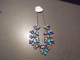 Kette silberfarbig, Blüten violett/blau