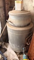 Ancienne lessiveuse en zinc avec foyer à bois